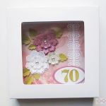 Kartka NA URODZINY w różu - Różowo-beżowa kartka urodzinowa z kwiatami