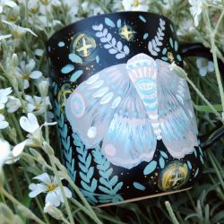 Ręcznie malowany kubek ćma, paprotka i księżyc