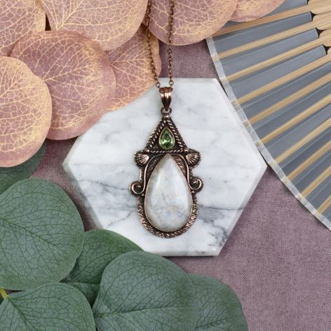 Miedziany ozdobny wisiorek z kamieniem księżycowym i peridotem #556