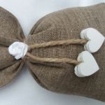 romantyczne woreczki z serduszkiem - woreczki wypełnione lawwndą z drewnianym sercem
