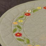 Podkładki na stół "Letnie inspiracje" - Zbliżenie haftu i pikowania