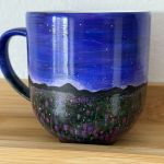 Duży ręcznie malowany kubek porcelanowy z krajobrazem górskim i kwiatami - tył