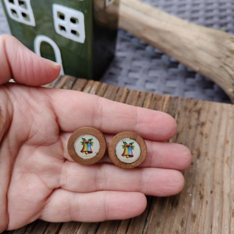 Drewniane kolczyki świąteczne z motywem kolorowych dzwonków