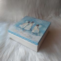 perłowobiała szkatułka z tańczącymi aniołkami 