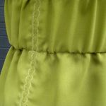 bluzka szyfonowa zielona - zbliżenie na przeszycia