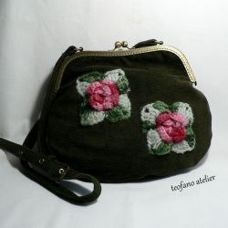 Zielona torebka z różami
