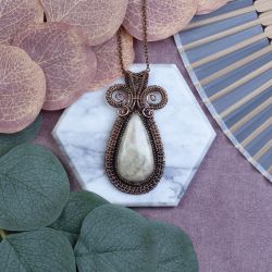 Miedziany wisiorek wire wrapping z serafinitem Aqua #518