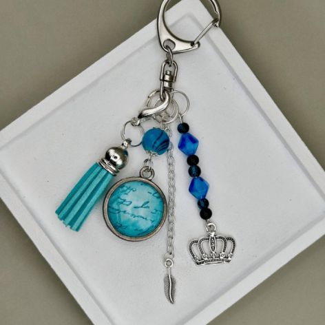 Brelok Turkusowa Korona – elegancki brelok z chwostem i zawieszkami