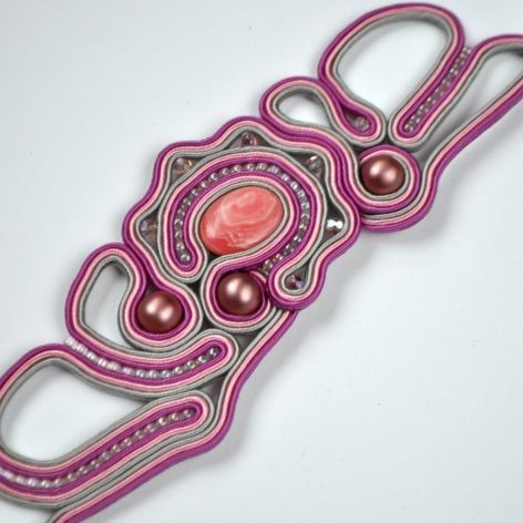 Bransoletka z różowym kamieniem