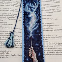 Ręcznie haftowana zakładka do książki z zaklęciem ochronnym Harry’ego Pottera.