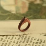 Czerwony pierścionek z peridotem - drewniana biżuteria