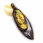 Duży wisior z labradorytem miedziany żółty - miedziany amulet wire wrapped