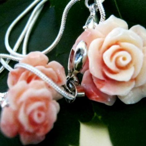 Kremowo - różowe róże wisiorek i kolczyki.