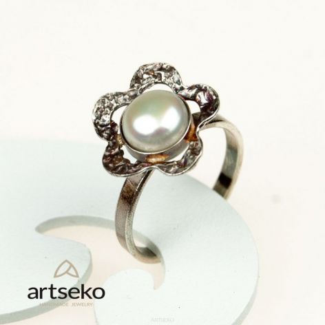 Srebrny pierścień z perłą a567