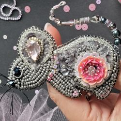 Broszka "Myszka ciemna z różą" haftowana cekinamy i koralikami