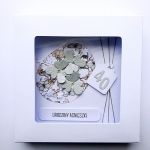 Delikatna kartka urodzinowa z kwiatami liczbą - Minimalistyczna kartka na urodziny w pudełku