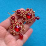 Kolczyki sutasz w kolorze Czerwono-złotym - 