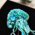 Broszka Meduza ręcznie haftowana, Broszka 3D, Unikatowy prezent dla kobiet - Wykonana z najwyższej jakości drobnych czeskich i japońskich koralików, większych czeskich kryształy, francuskiej muliny, delikatnego metalowego łańcuszka oraz naturalnych kamieni: apatytu w różnych kształtach, turkusu, chalcedon.