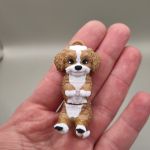 Brelok Piesek Flexi – mini pudel druk 3D - Piesek Flexy Pudel brązowo - biały