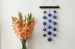 Ozdoba na ścianę z pomponów - niebieski i fiolet.