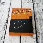 pomarańczowe pudełko na klucze z tablicą - malowane kwiaty
