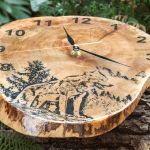 A03 - Zegar drewniany z żywicą epoksy Wilk - Widok z dołu - piękna faktura drewna