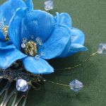 Niebiesko złota ozdoba we włosy z kwiatami - Zbliżenie na kwiat