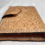 Portfel z korka z czarną podszewką - Ręczne szycie szarą nitką i brzeg wykończony czarnym tuszem pasują kolorystycznie do tkaniny wewnątrz portfela