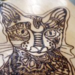 drewniany obrazek z kotem z stylu tatoo - upominek dla kociarza i kociary