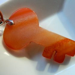 Karneol pomarańczowy, wisiorek - klucz
