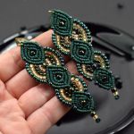 Kolczyki makramowe w odcieniach butelkowej zieleni i złota - kolczyki z koralików