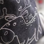 Dziecięcy plecaczek worek grafitowy z ręcznym haftem – handmade - 
