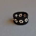 Pierścionek koralikowy w kwiatuszki 1 - pierścionek czarno-biały