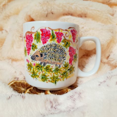 Jeż w ogrodzie winnym ręcznie malowany kubek 270 ml.