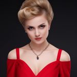 Łańcuszek z wisiorkiem z lapis lazuli miedź  - Delikatny wisiorek z lapis lazuli na łańcuszku z miedzi na modelce