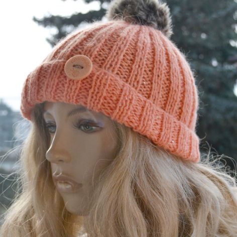Czapka z pomponem w kolorze łososiowym