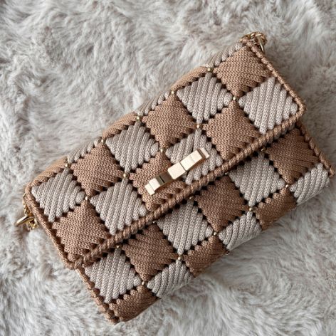 Torebka ręcznie pleciona ecru–karmel z koralikami | elegancka kopertówka handmade