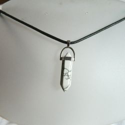 Uspokajający turkus biały, wisiorek uniseks