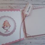 Kartka urodzinowa z uroczym konikiem w ogrodniczkach - Wnętrze kartki i przód etykietki