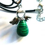 Aniołek z zielonym malchitem, delikatny wisiorek - 