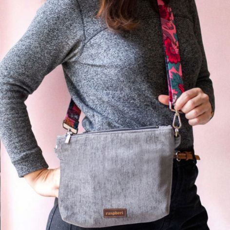 Szara kopertówka na kolorowym pasku w kwiaty