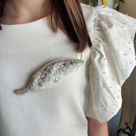 Biała broszka z piórkiem prezent dla Anioła