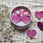 Kolczyki serduszka szydełkowe z zapięciem z emalii - różowe - 