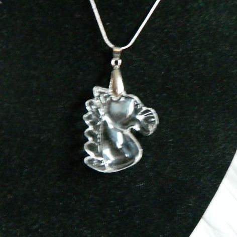 Oczyszczający bezbarwny kryształ górski - wisiorek z koniem