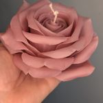 Świeca kwiat róży  z wosku pszczelego  - Kwiat róży ciemny pudry róż