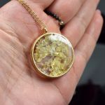 Naszyjnik z żywicy z łąkowymi kwiatami i złotymi płatkami - unikatowy naszyjnik kwiaty w żywicy