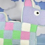 Szydełkowa poduszka piesek – kolorowy, mięciutki przyjaciel do pokoju dziecka - 