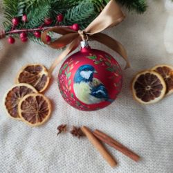 Ręcznie malowana czerwona bombka z motywem sikorki i listków 10 cm