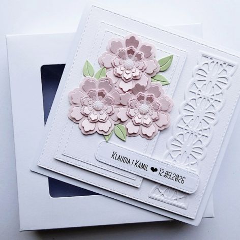 Delikatna kartka ślubna z kwiatami handmade