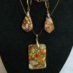 Jaspis z bornitem w złotej oprawie, wisior i kolczyki, zestaw biżuterii - 